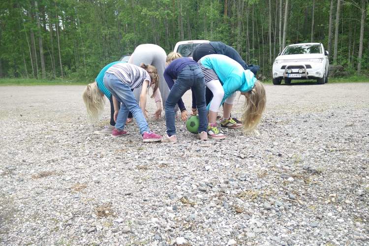 Tule mukaan ala- ja yläkoululaisten toimintaan! Kuvassa tytöt pelaavat palloa.