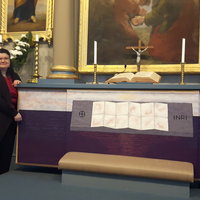 Helena Vaari täydensi Lappeen kirkon kirkkotekstiilejä violetilla sarjalla