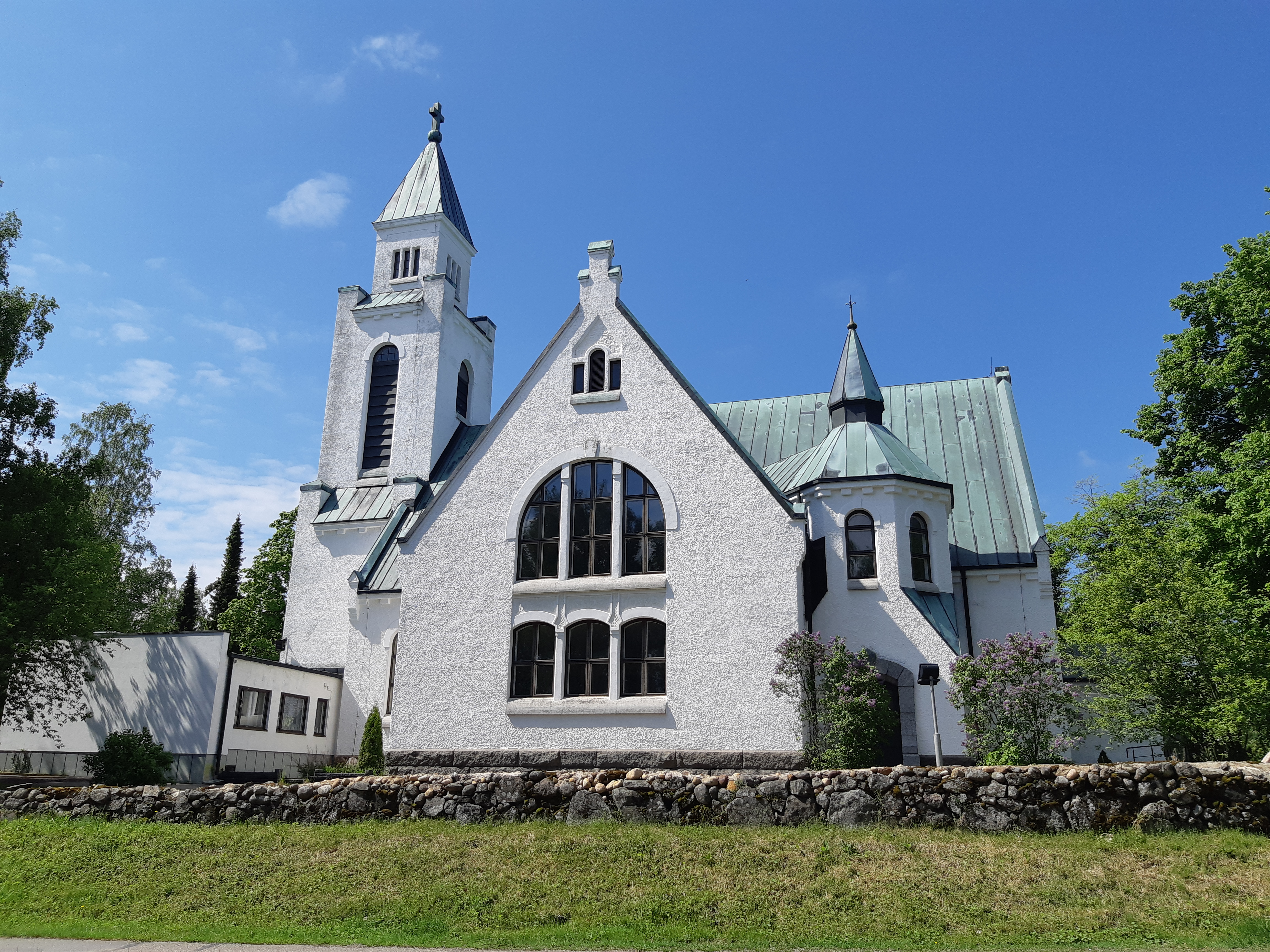 Joutsenon kirkko kesällä Penttiläntien puolelta kuvattuna 