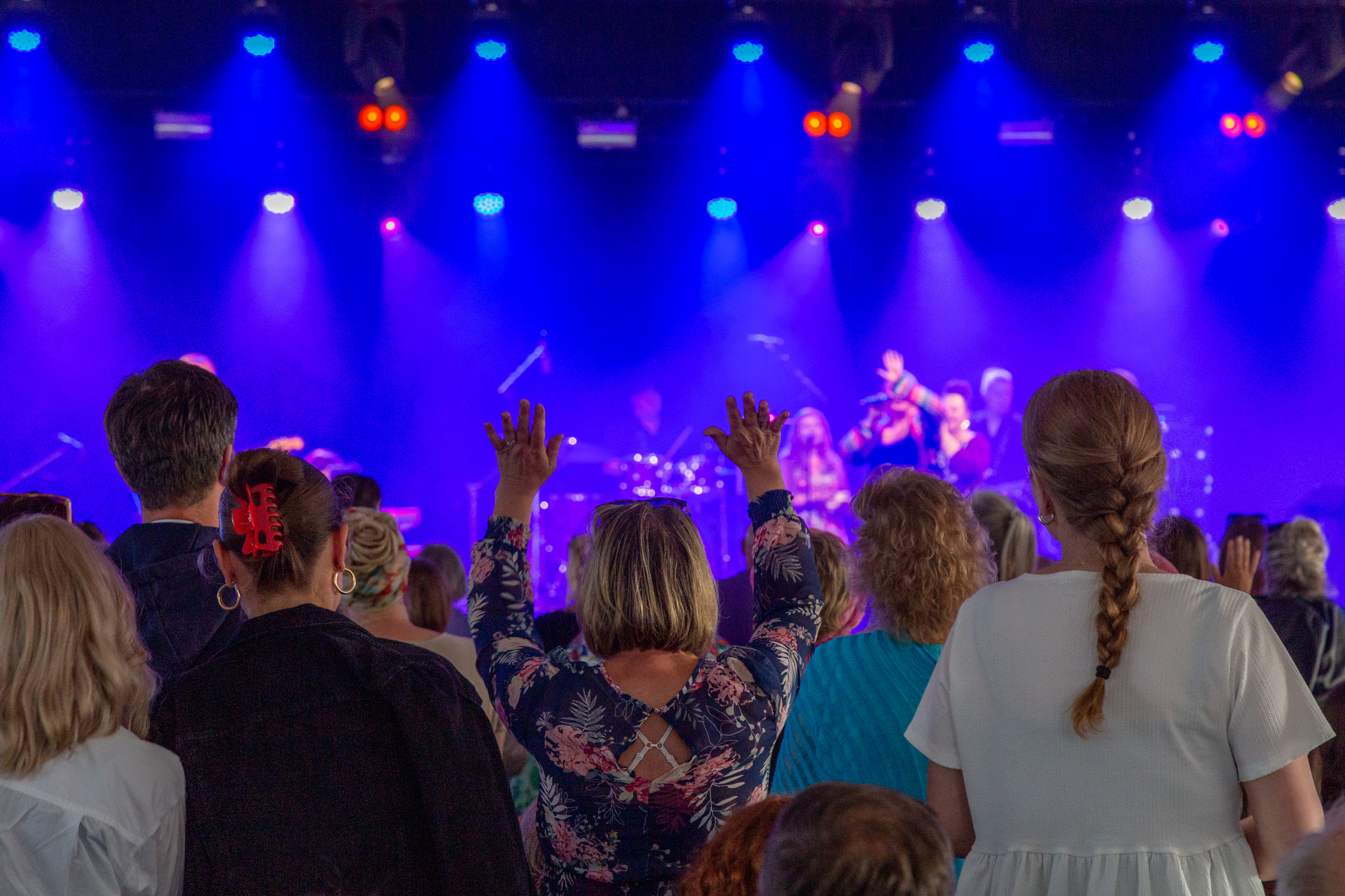 yleisö kuuntelee musiikkia