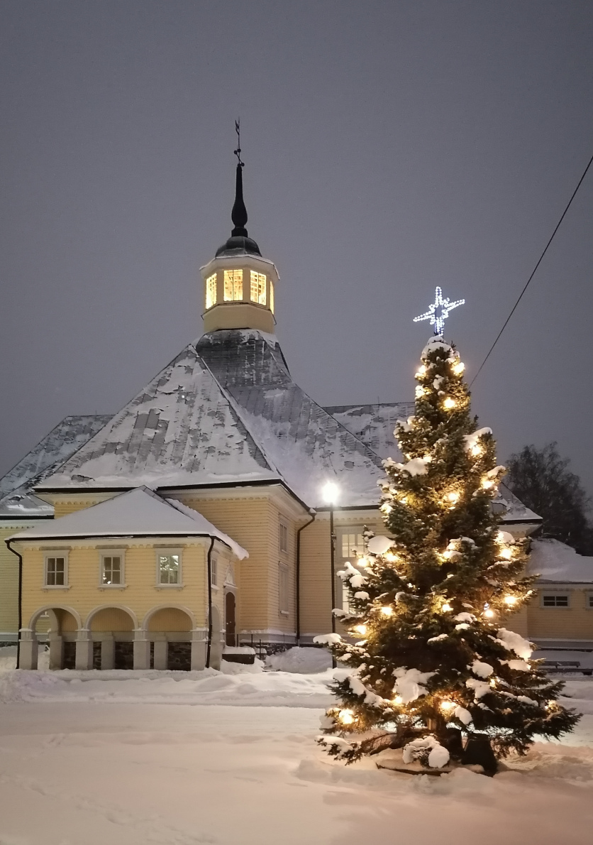 Lappeen kirkko ja joulukuusi talvella