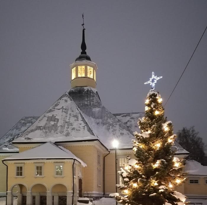 Lappeen kirkko ja joulukuusi talvi
