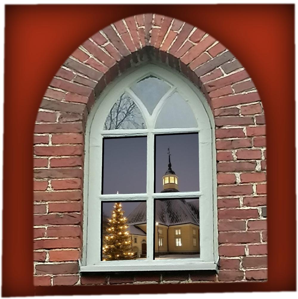 Kellotapulin ikkunassa Lappeen Marian kirkko ja joulukuusi ulkona