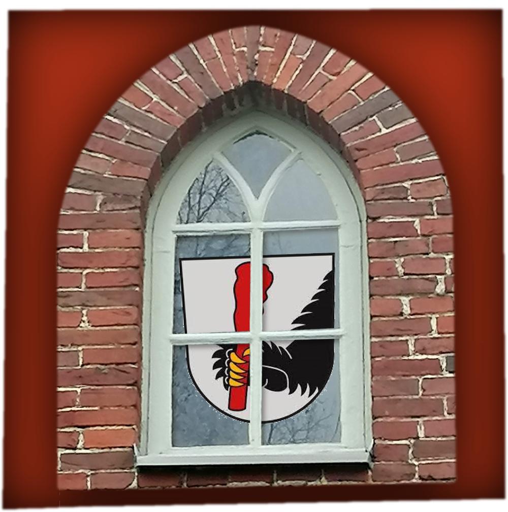 Kellotapulin ikkuna, jossa Nuijamaa seuran logo
