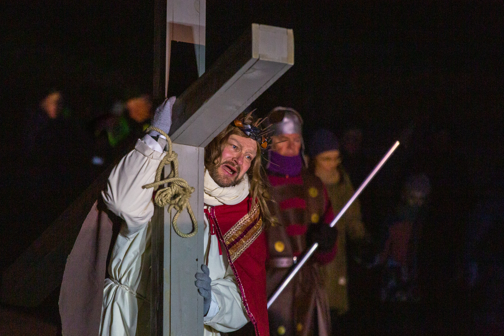 Jeesus (Petri Liski) kantaa ristiä väkijoukon edessä.