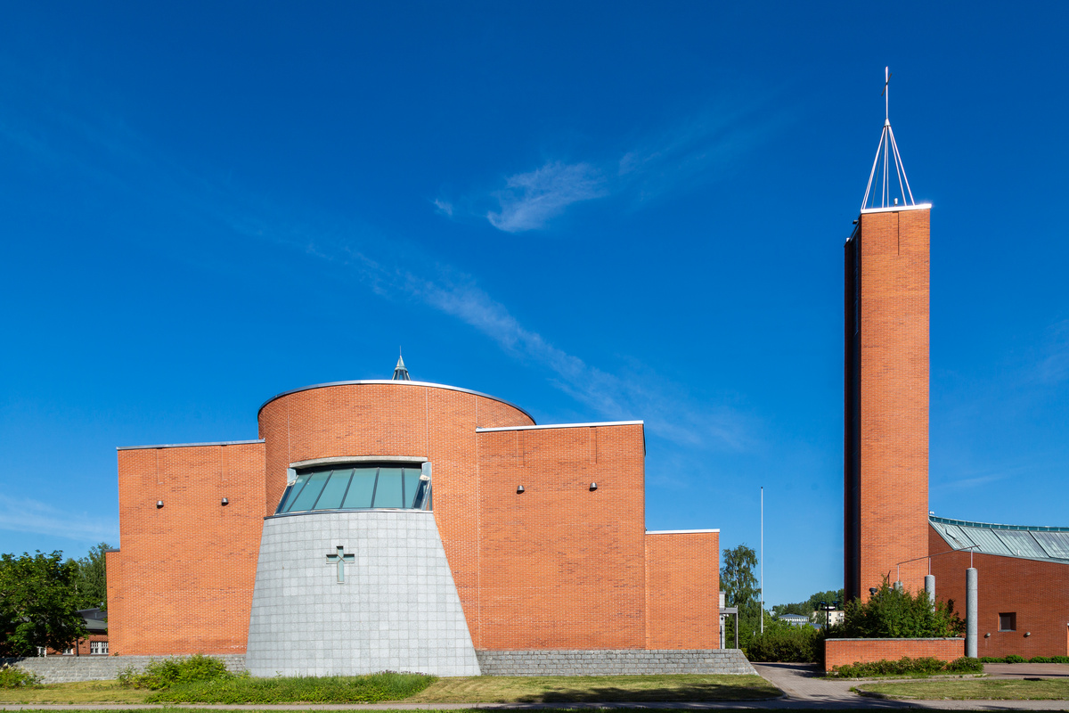 Sammonlahden seurakuntakeskus ulkoa kuvattuna aurinkoisena kesäpäivänä.