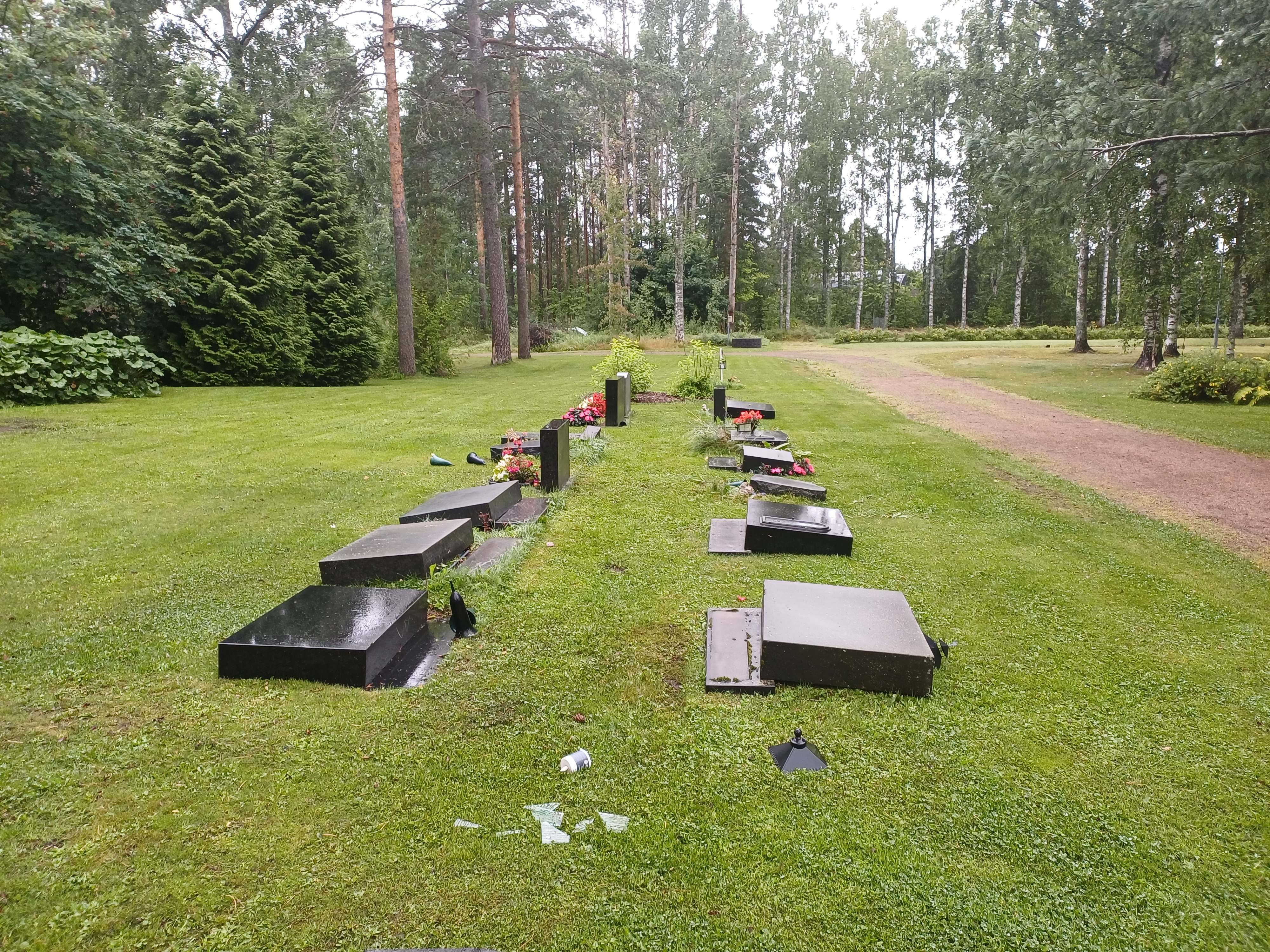 kaadettuja hautakiviä Joutsenon hautausmaalla