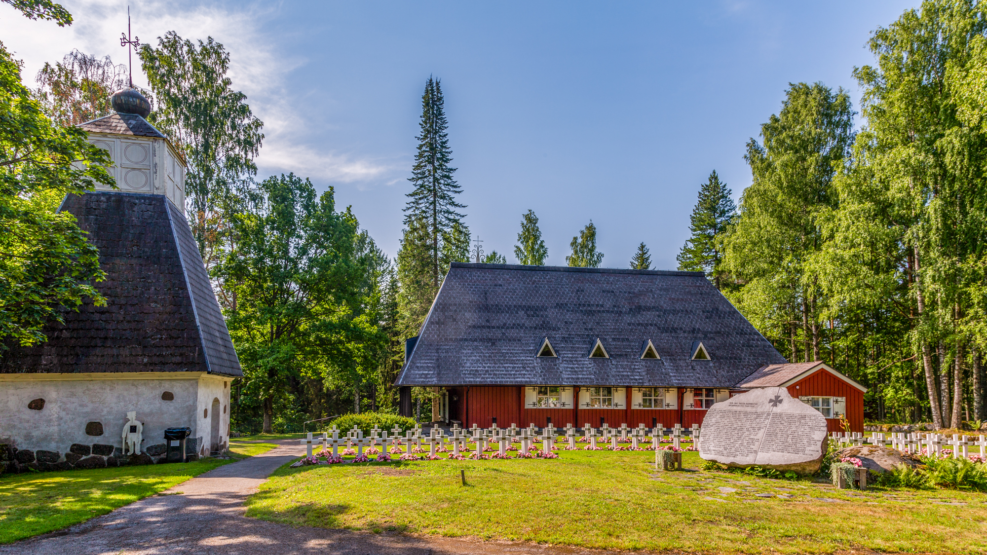 Kesäinen näkymä Nuijamaan Sankarihautausmaalle