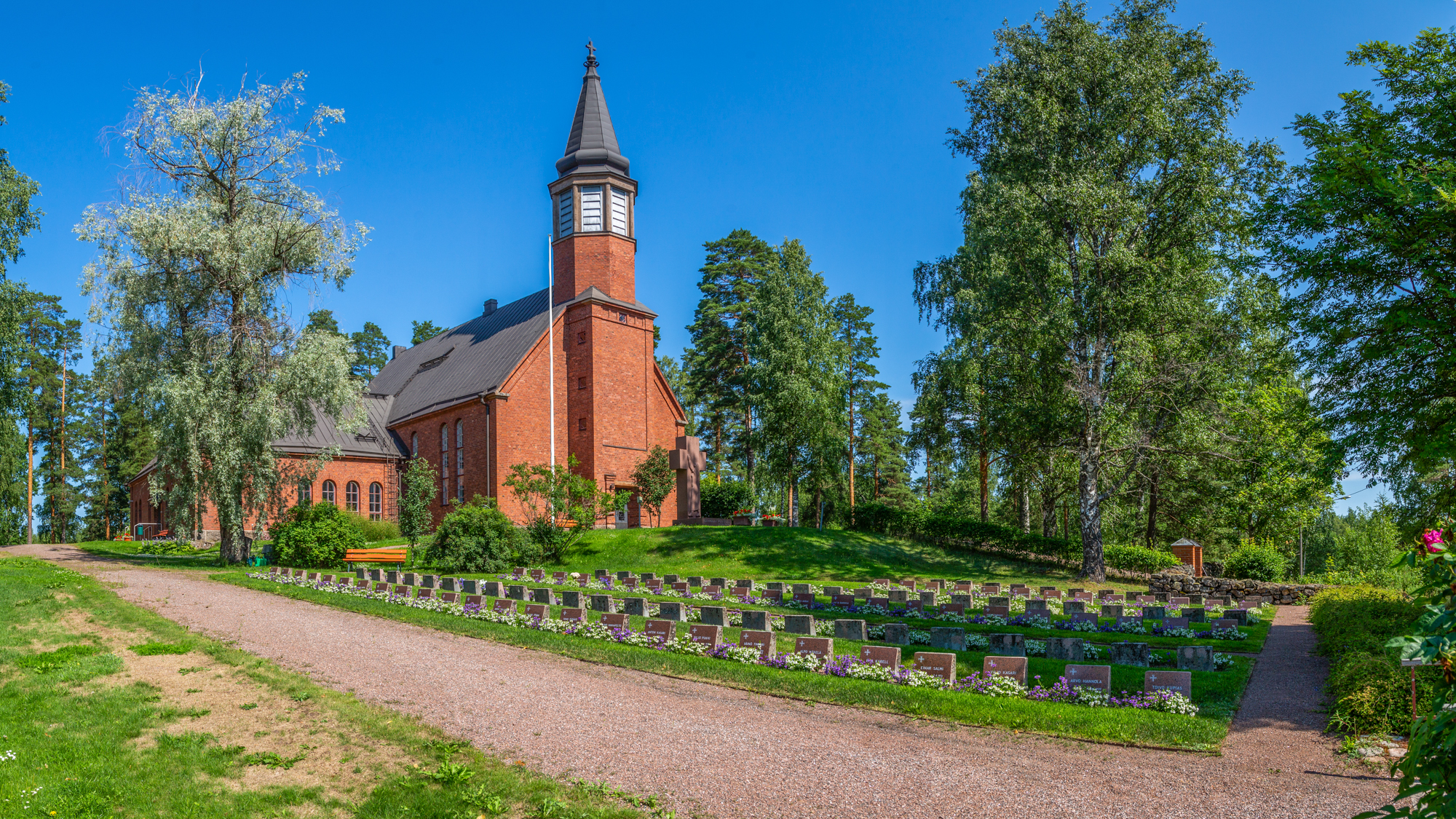 Ylämaan Sankarihautausmaa kesällä.