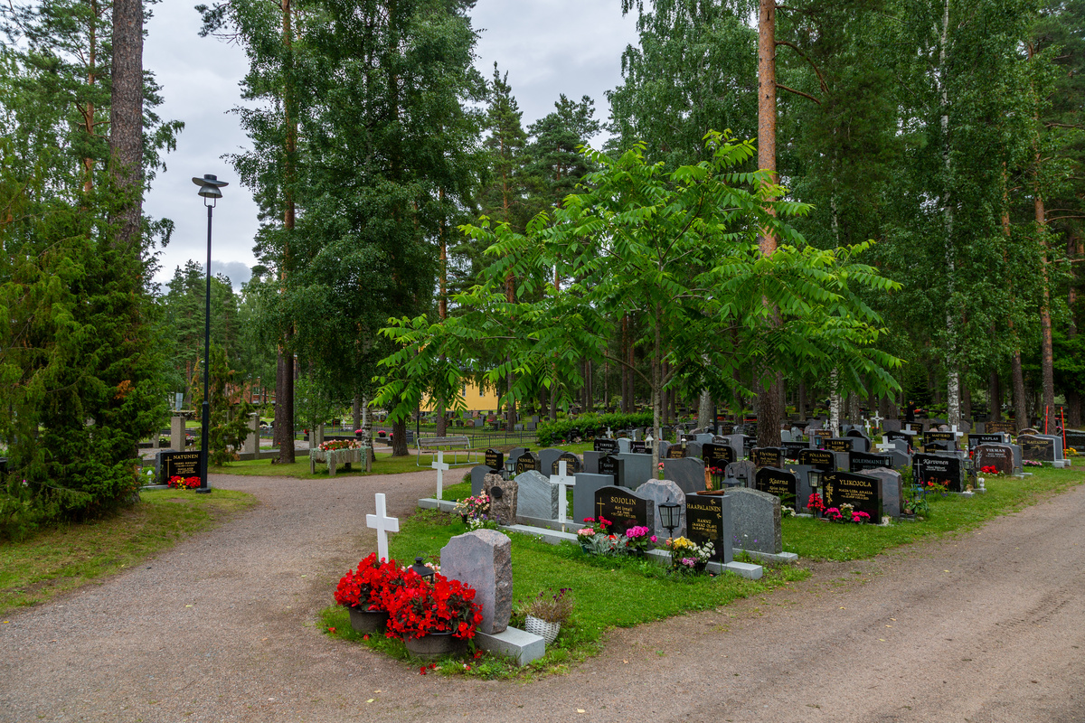 kuva hautausmaalta, hoidetut haudat