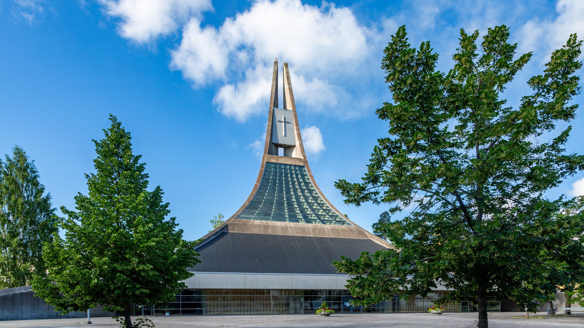 Lauritsalan kirkko Lauritsalan kirkkoulkoa kesällä