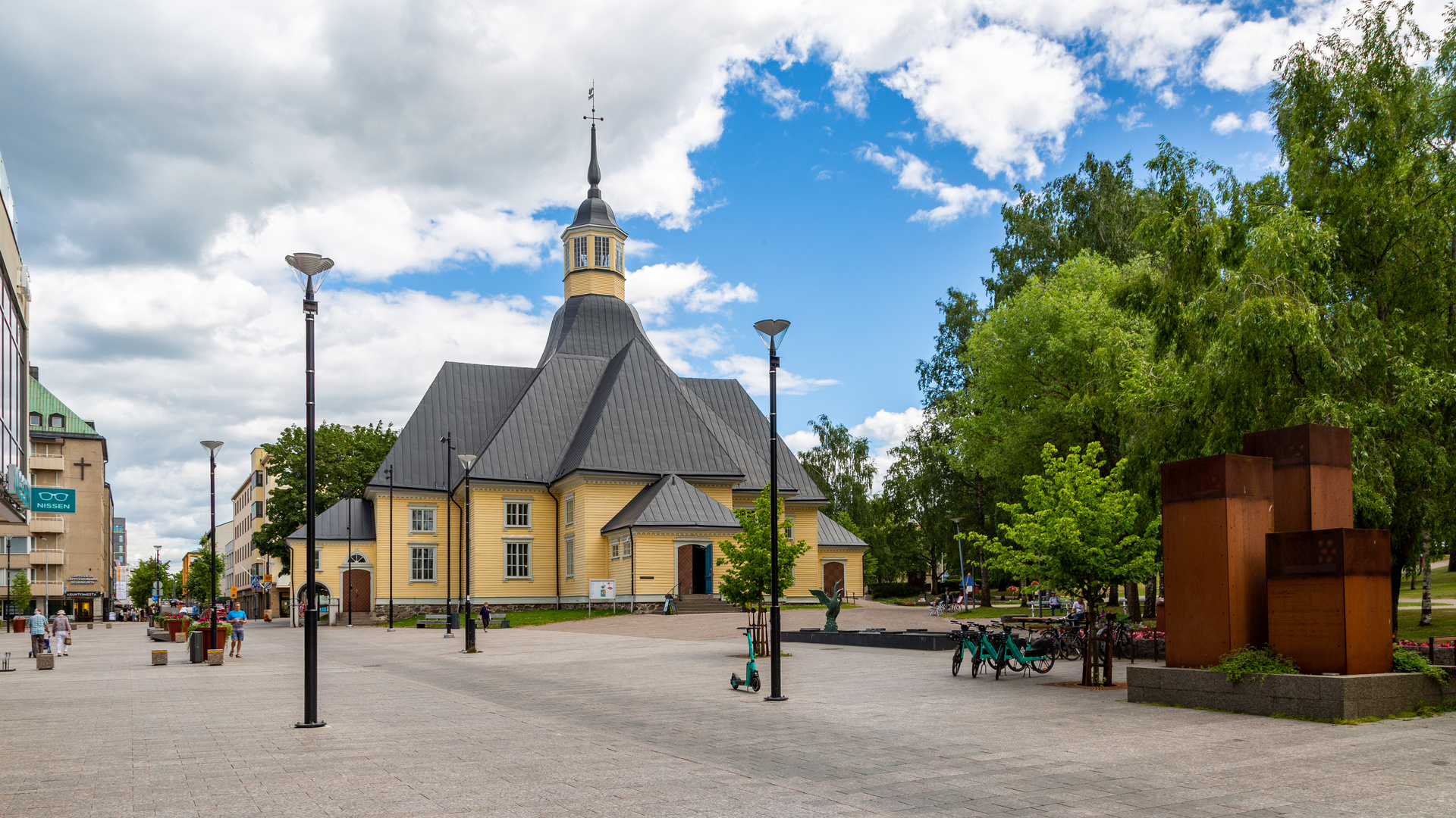 Lappeen Marian kirkko kuvattuna etelän suunnasta Valtakadulta.