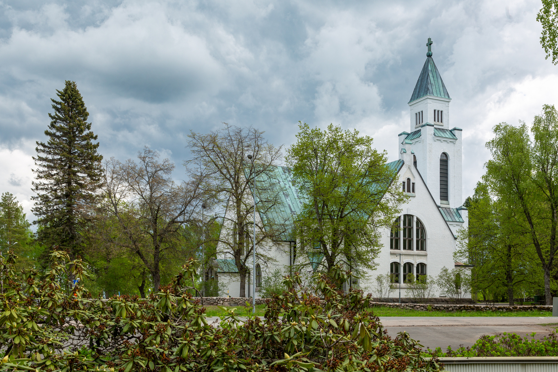 Joutsenon kirkko kuvattuna Joutsenon uuden hautausmaan kappelin suunnasta.