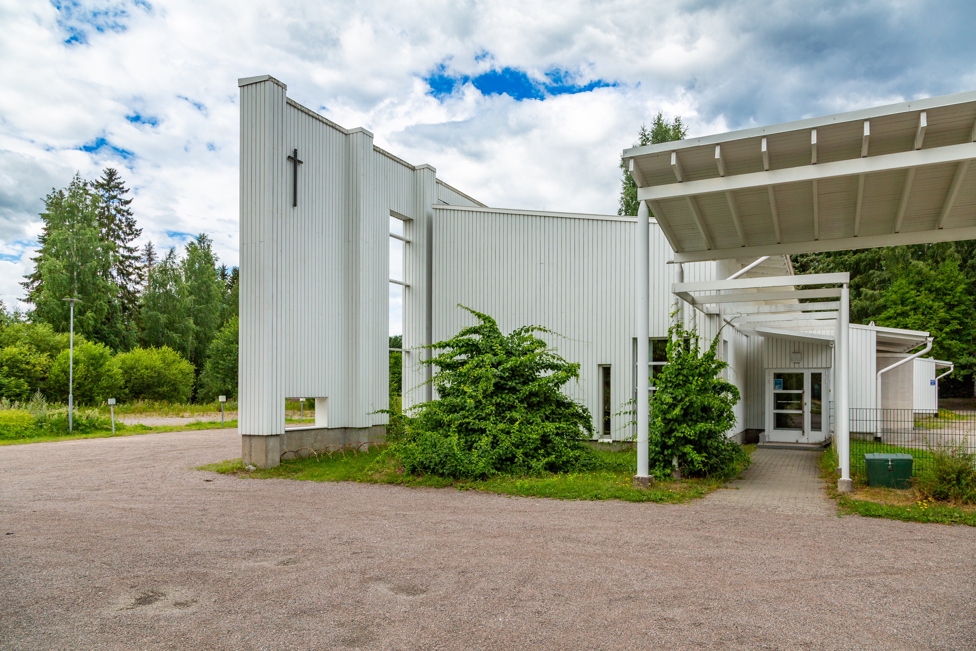 Karhuvuoren seurakuntakoti ulkoa päin kuvattuna.