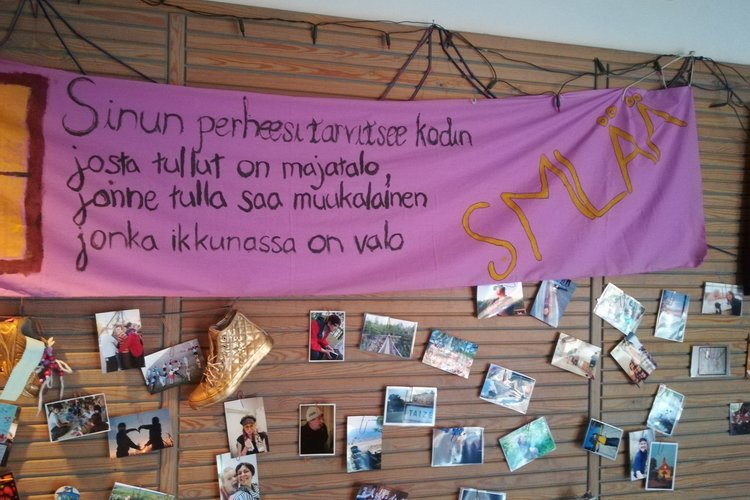 Valokuva Sammonlahden seurakunnan nuorisotilan seinällä olevasta banderollista