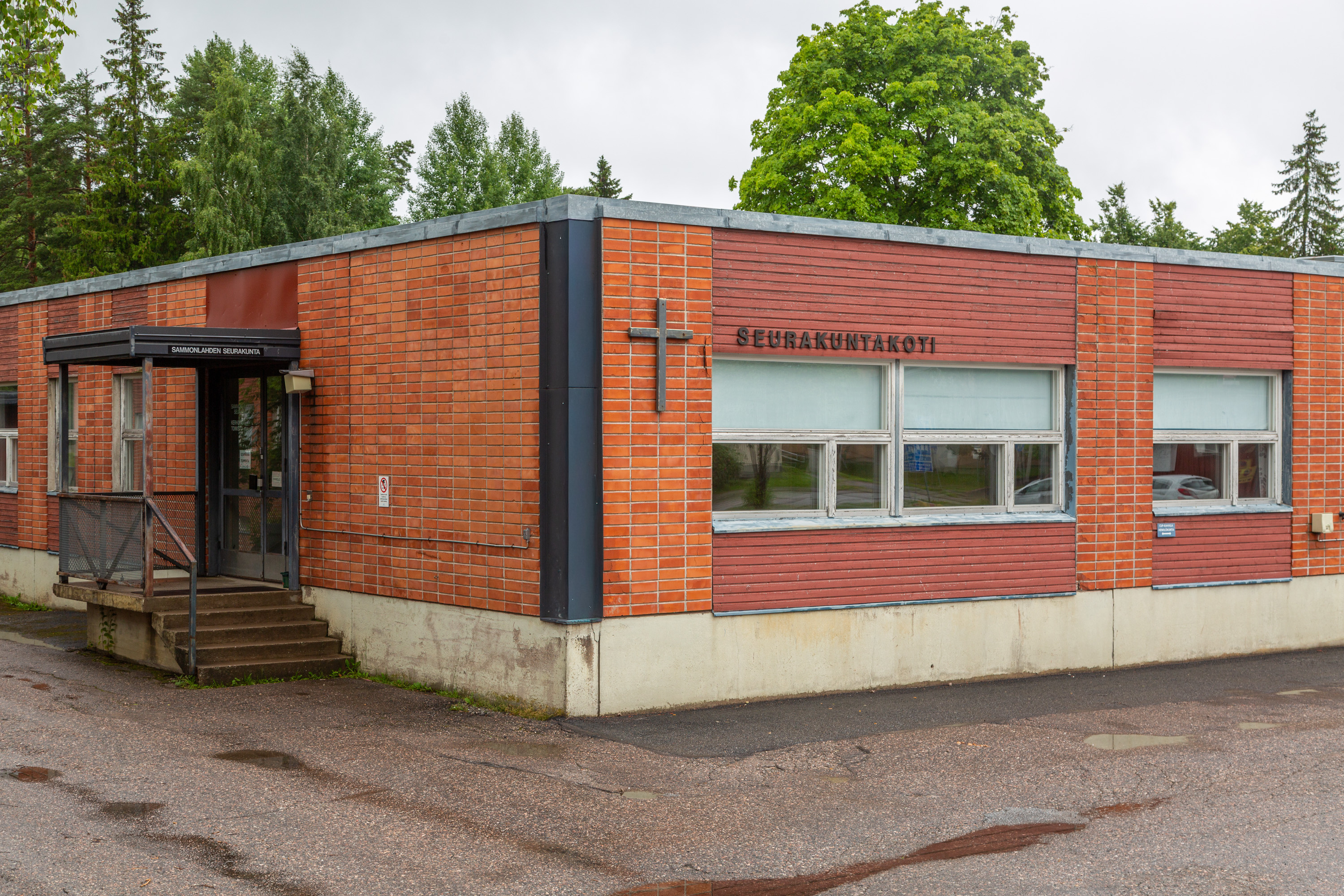 Kourulan seurakuntakodin sisäänkäynti.