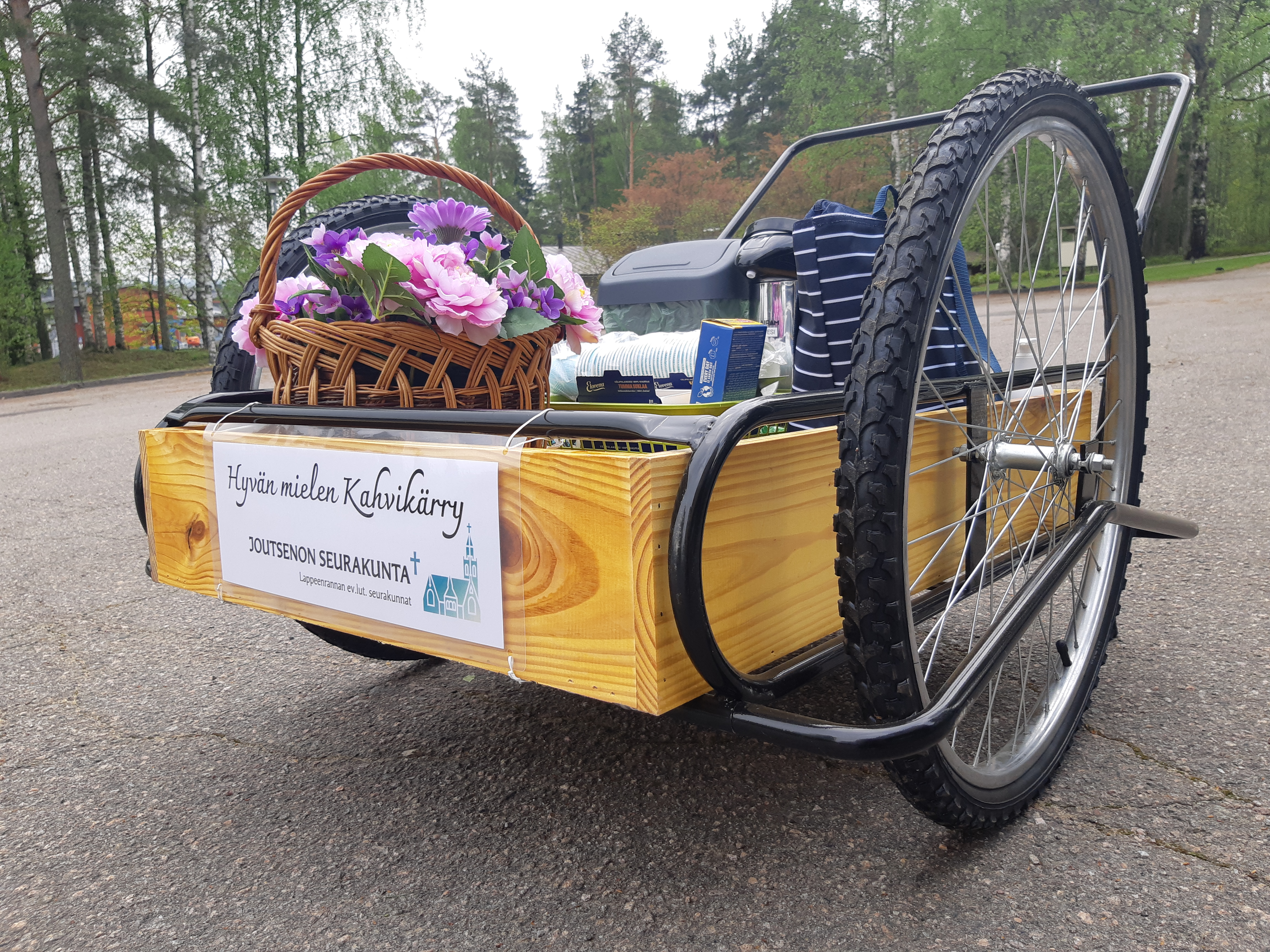 Hyvän Mielen Kahvila Maitokärryt, kahvia tarjolla, kesäkahvila siirtyy sisälle.