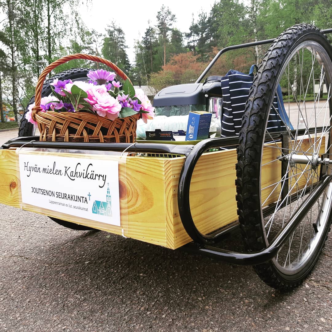 Hyvän Mielen Kahvila Maitokärryt, kesä, auringonvaloa, kahvia tarjolla.