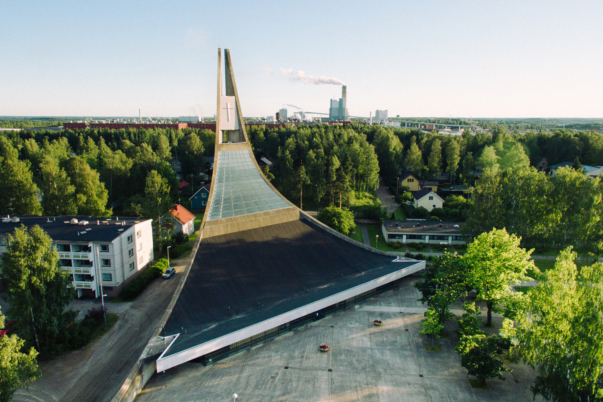 Messu Lauritsalan kirkko kuvattuna ylhäältä päin.