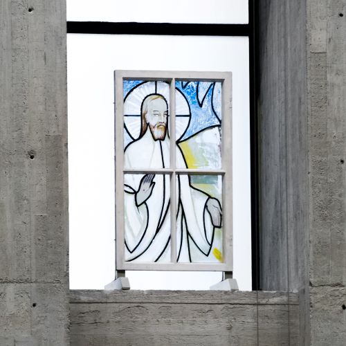 Viikkomessu Lauritsalan vanhan kirkon lasimaalaus Jeesuksesta.