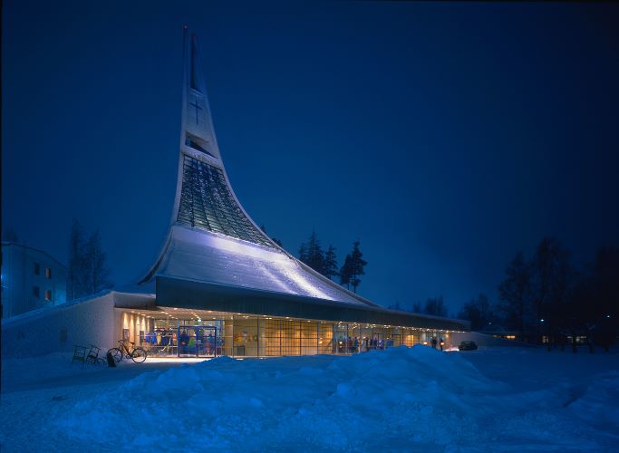 Lauritsalan kirkko talvisessa sinisen hämyssä.