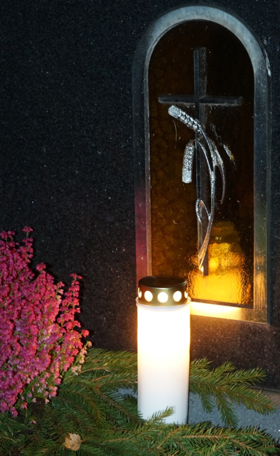 Kynttilä haudalle pyhäinpäivänä Hautakynttilä.