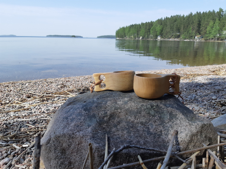 Kahvikupit rantakivillä Kesärannassa