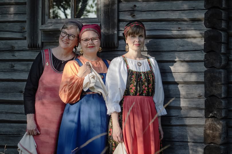 Kuvassa Liisa Matveinen, Emilia Kallonen ja Emmi Kuittinen. Kuvaaja Suvi Laaninen