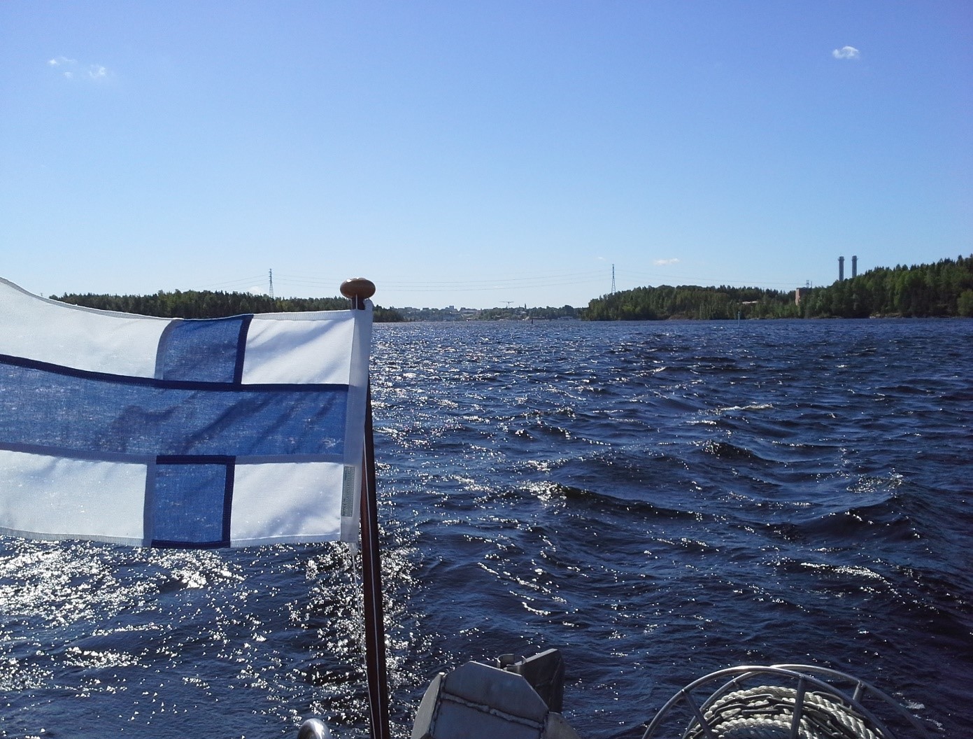Venekirkko Vene Saimaalla, Suomen lippu hulmuaa veneen perässä