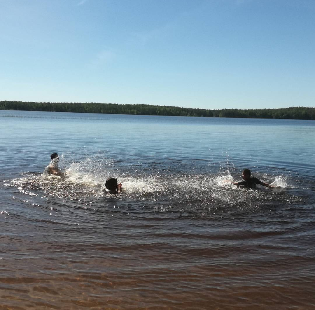 kuvassa kolme nuorta leikkii vedessä