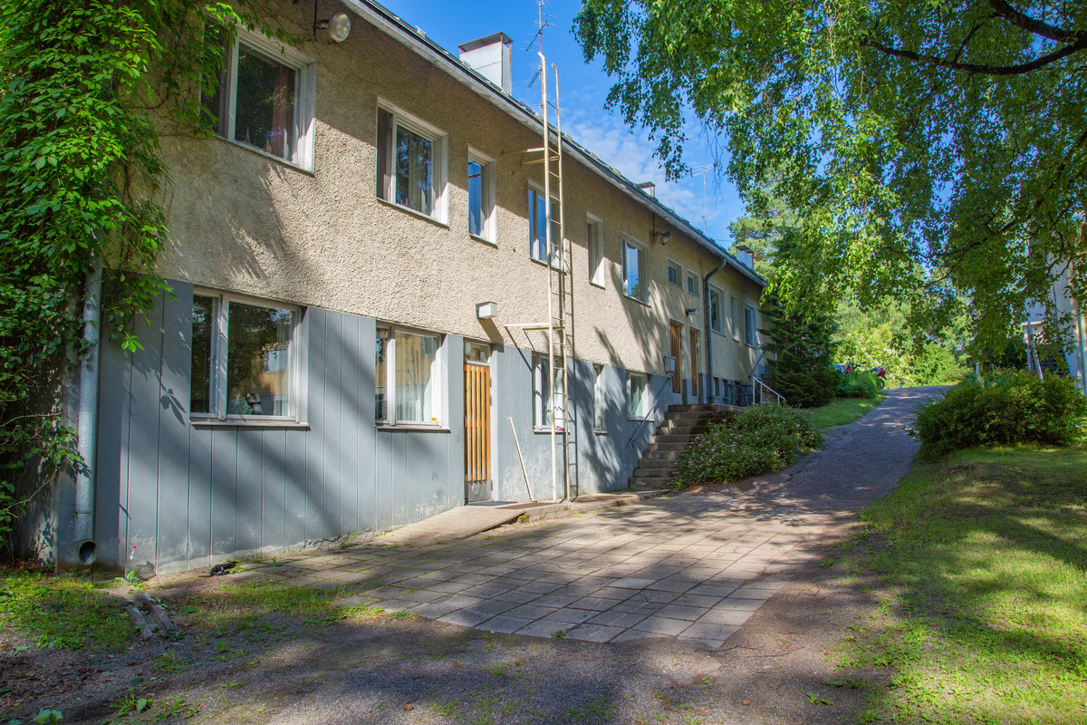 Ristikankaan kerhohuone Ristikankaan kerhohuoneen sisäänkäynti aurinkoisena kesäpäivänä.