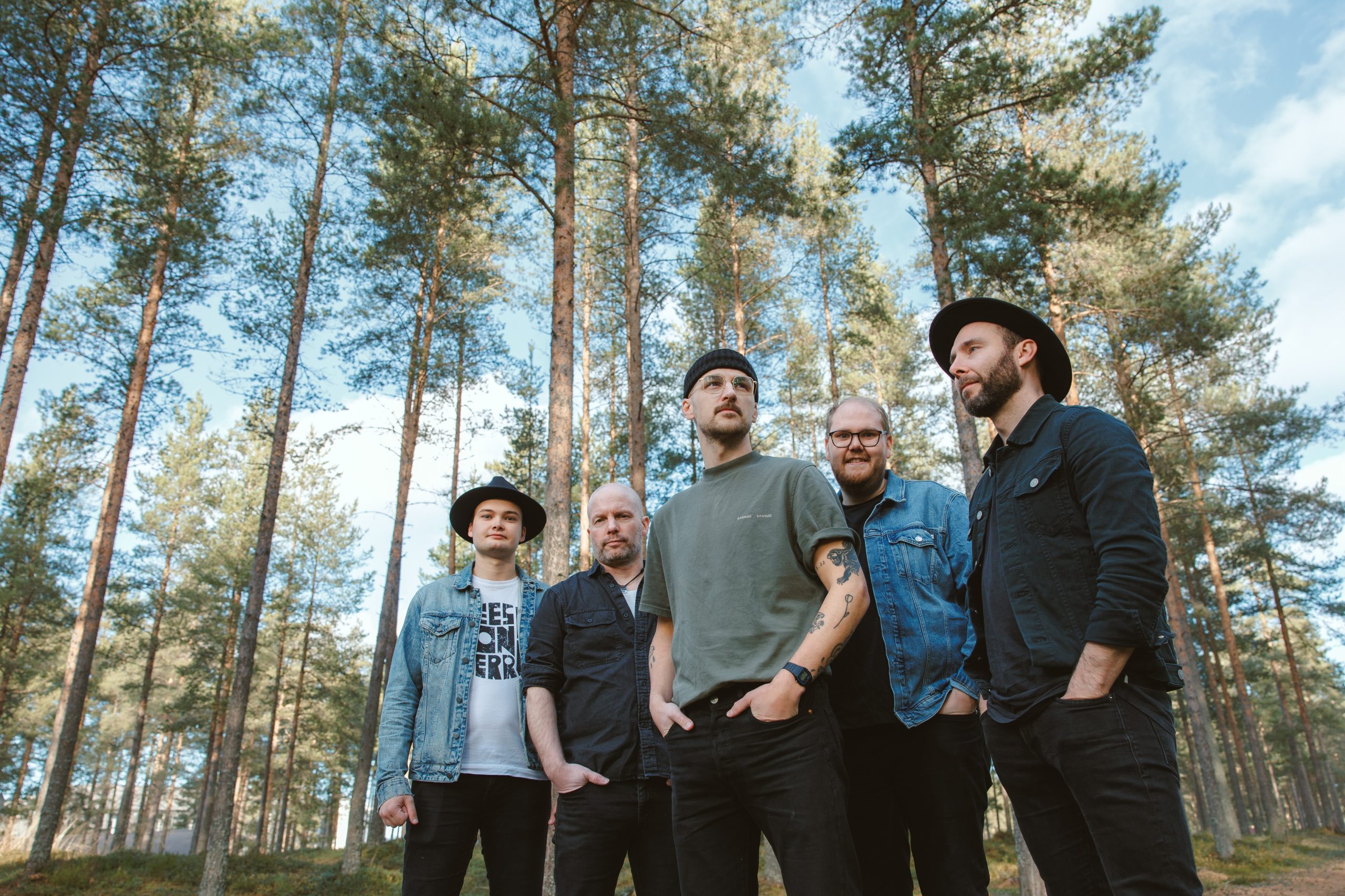 Pro Fide -gospelyhtye metsämaisemissa.