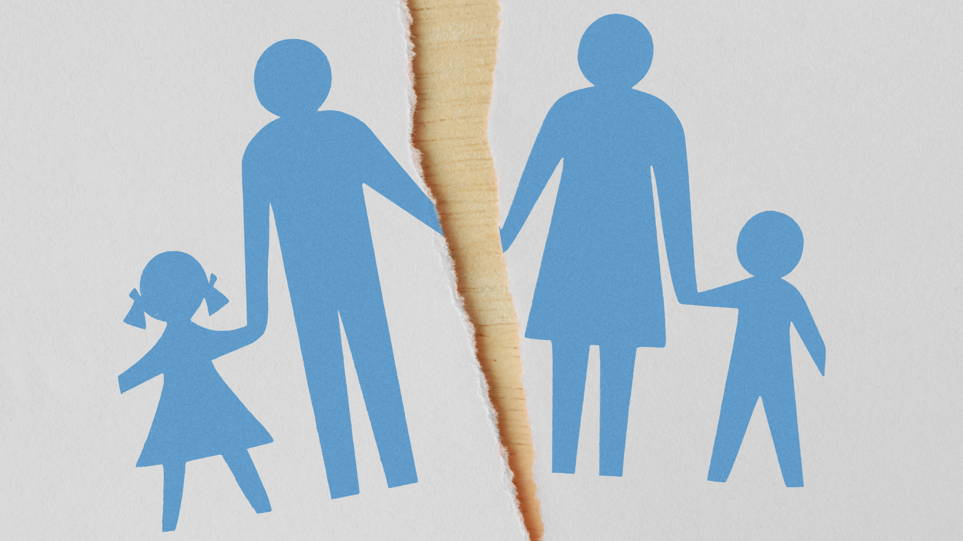 Siniset lapsi ja vanhemmat hahmot kahtia revenneellä valkoisella paperilla. Avioero.