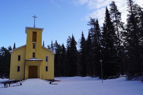 Lepolan hautausmaan kappelia ympäröivä pihtarivistö