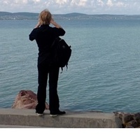 Nainen meren rannalla_katse horisonttiin_kuvituskuva_THUMB.jpg