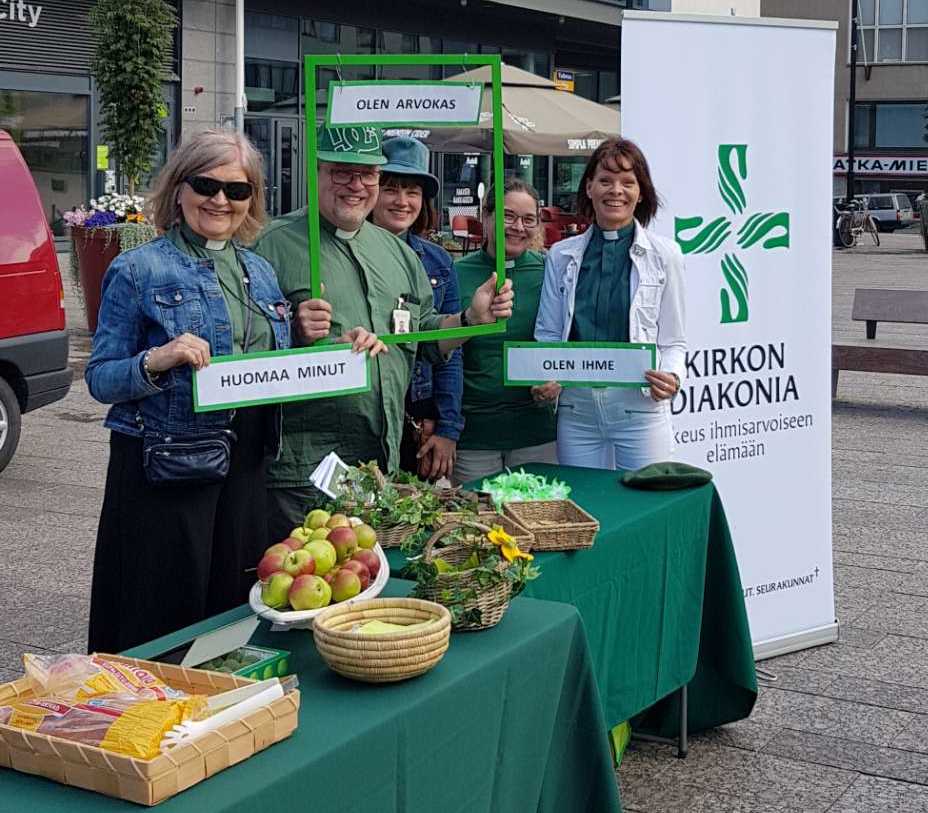 Pirkko-Liisa Ojanen (vas.), Ari Tuomikoski, Marika Gustafsson, Maria Repo ja Sirkka Kiuru kohtasivat ihmisi...