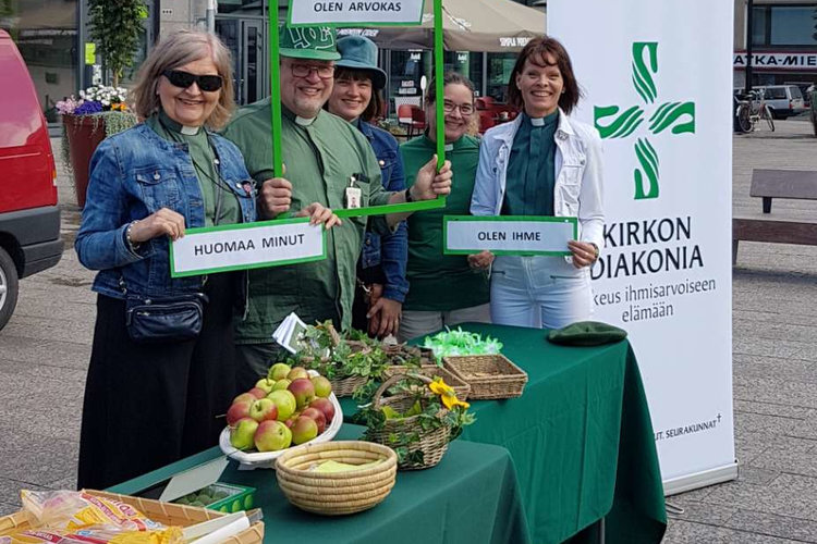 Pirkko-Liisa Ojanen (vas.), Ari Tuomikoski, Marika Gustafsson, Maria Repo ja Sirkka Kiuru kohtasivat ihmisi...