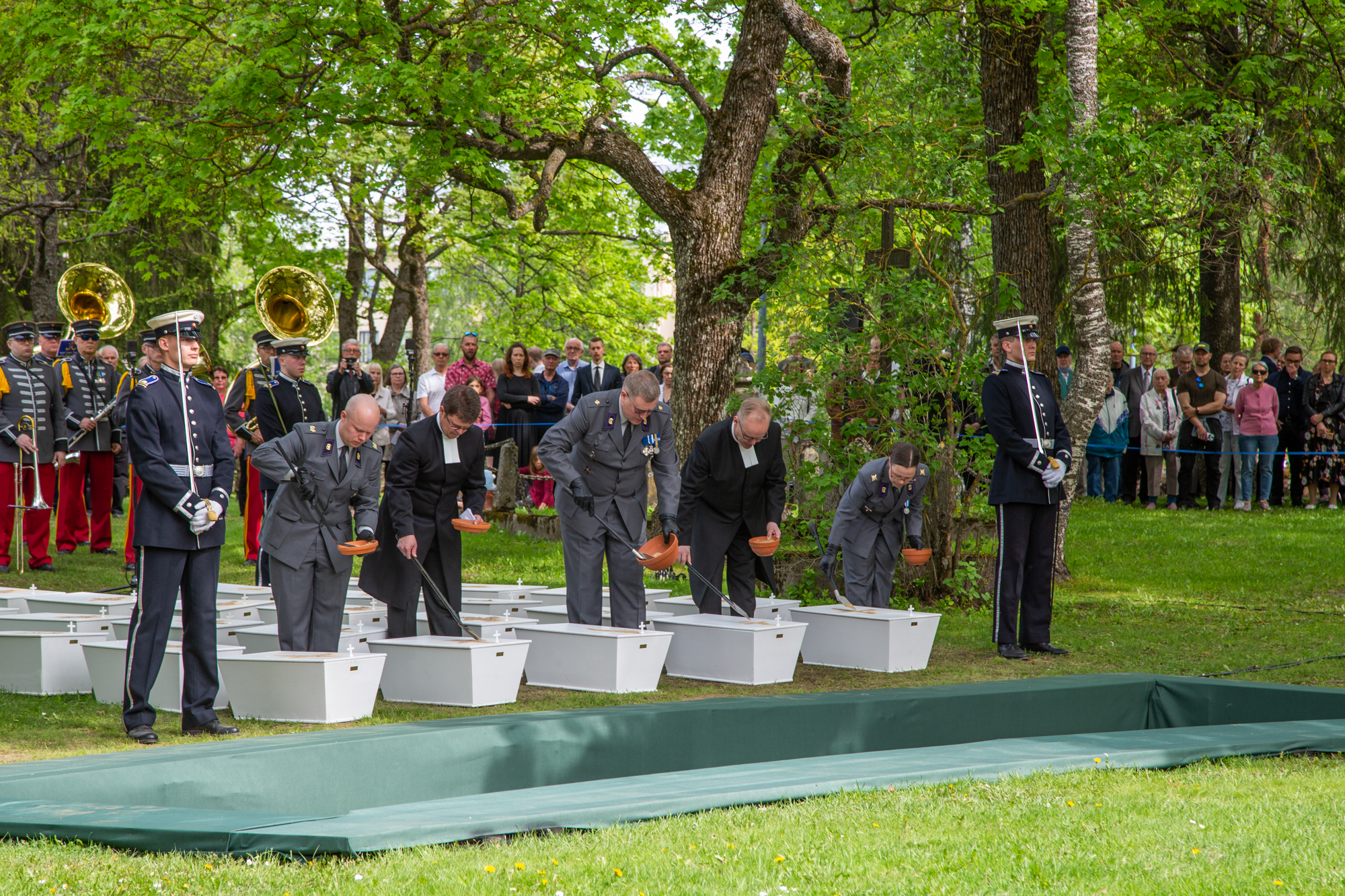 Hautaan siunaamisen suorittivat Juuso Sikiö, Mika Lehtola, Markus Korpela, Hannu Haikonen ja Sanna Timonen.
