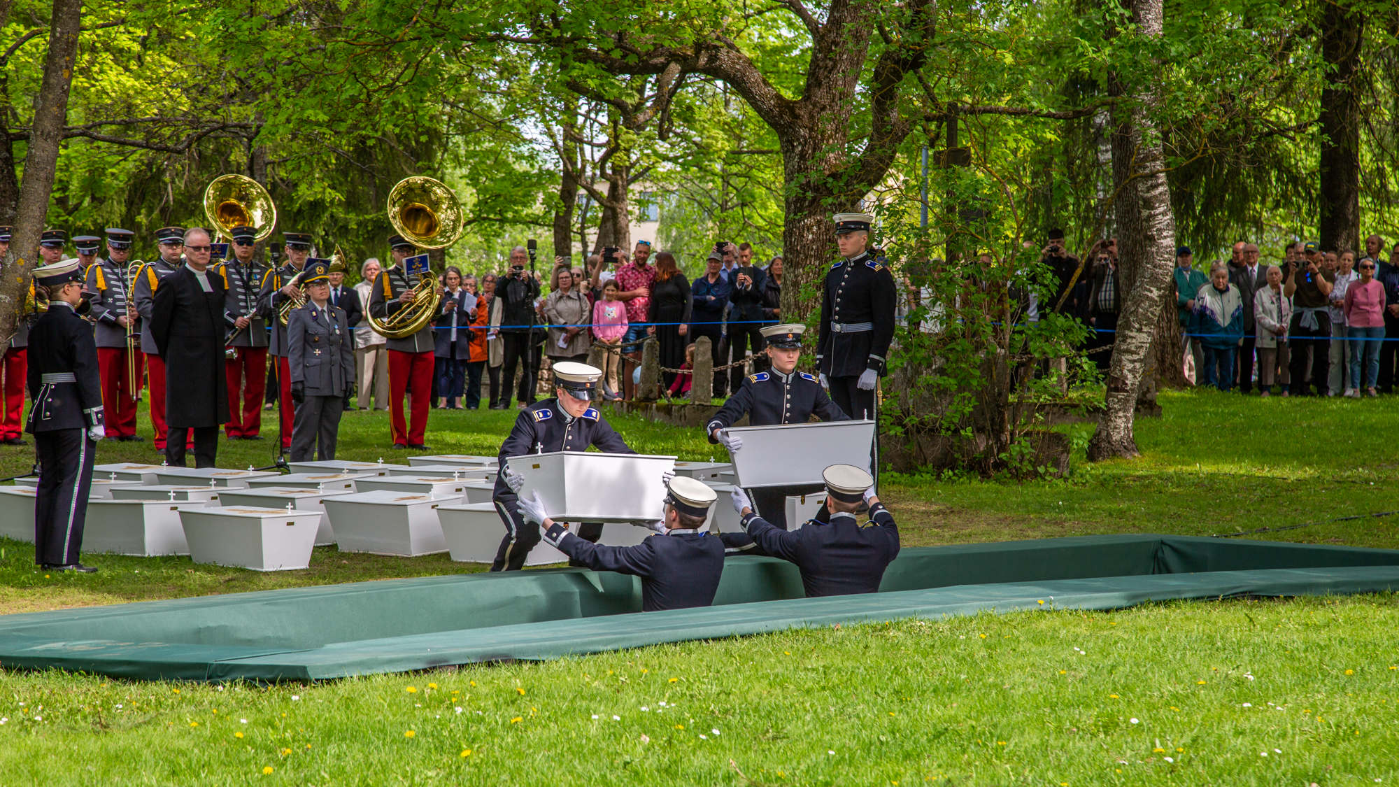 Kadetit laskevat sankarivainajien arkut kotimaan multiin Lappeenrannan sankarihautausmaalla 21.5.2023