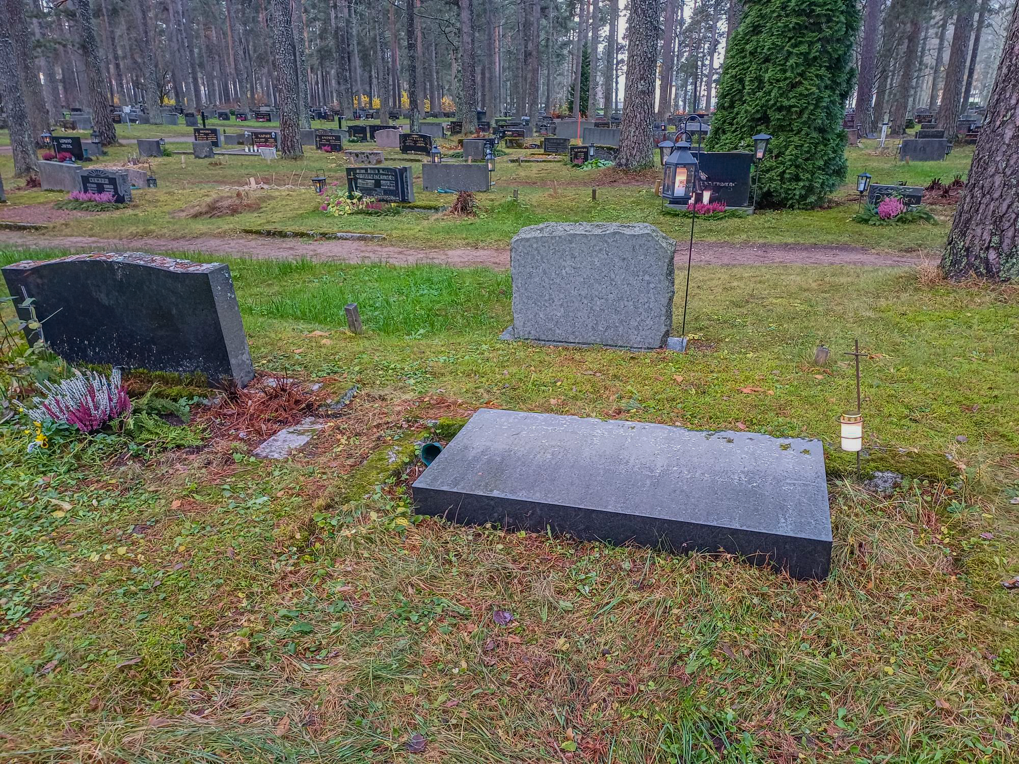 Kaadettu hautakivi