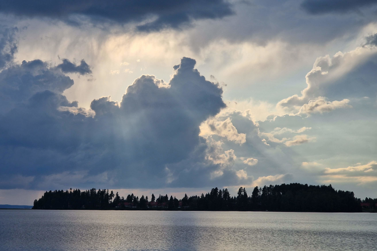 Kesäinen järvimaisema.