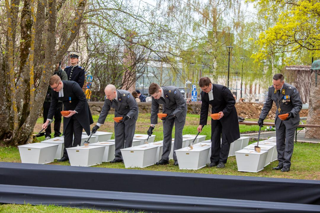 Papisto siunaa sankarivainajia haudan lepoon